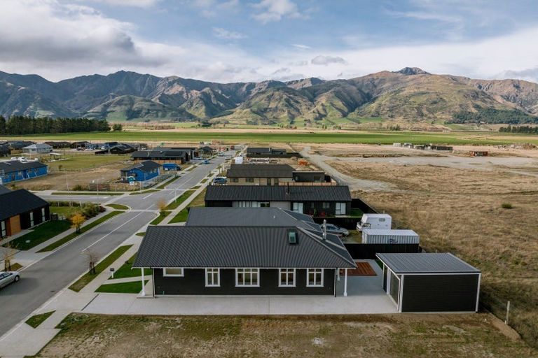 Photo of property in 105 Burdon Loop, Lake Hawea, 9382