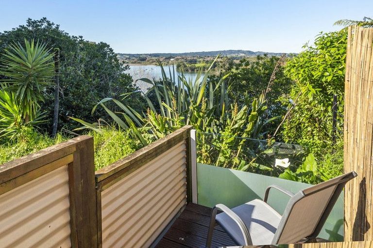 Photo of property in 27 Pohutukawa Avenue, Shelly Park, Auckland, 2014