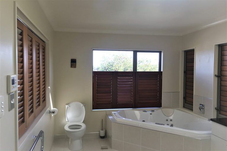 Photo of property in 92a Shakespeare Road, Milford, Auckland, 0620