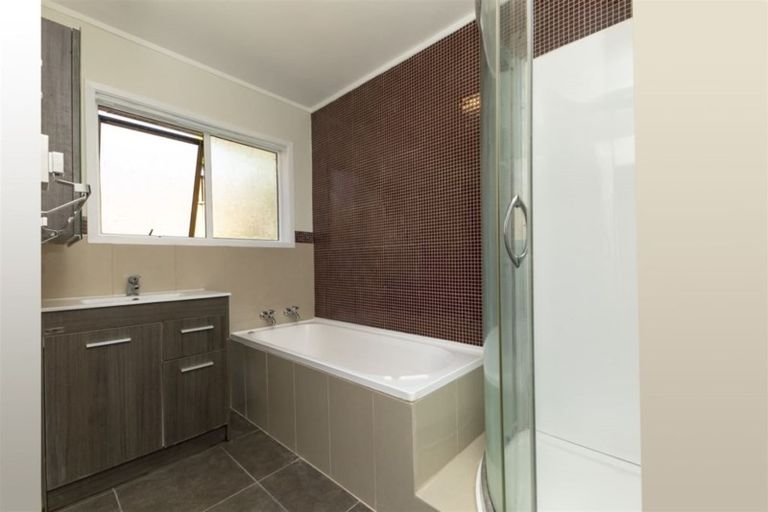 Photo of property in 1/69 Glencoe Road, Browns Bay, Auckland, 0630