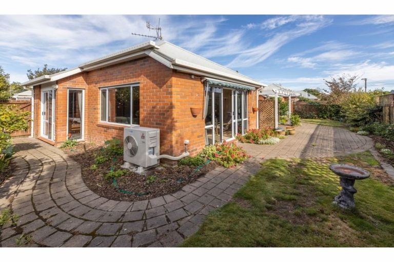 Photo of property in 2 Pentavon Lane, Avonhead, Christchurch, 8042