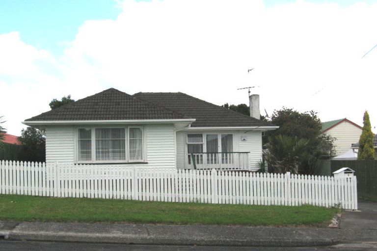 Photo of property in 5 Mackenzie Street, Te Atatu South, Auckland, 0610
