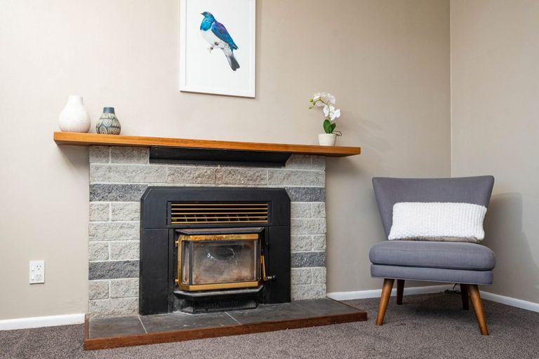 Photo of property in 8 Link Road, Newlands, Wellington, 6037