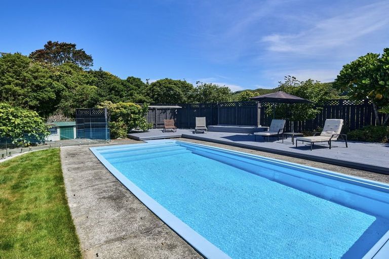Photo of property in 7 Tui Terrace, Tawa, Wellington, 5028
