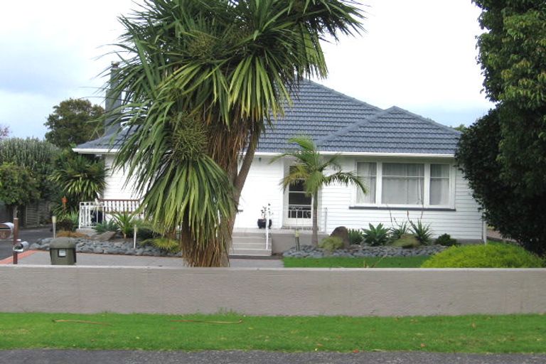 Photo of property in 16 Moor Avenue, Te Atatu Peninsula, Auckland, 0610