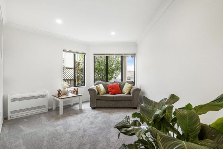 Photo of property in 2/8 Bundoran Way, Pinehill, Auckland, 0632