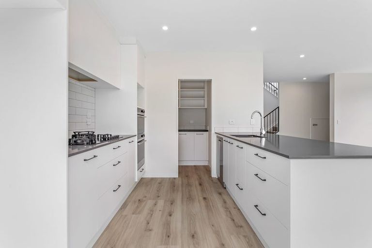Photo of property in 24 Port Way, Rosehill, 2113