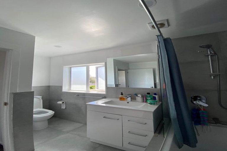 Photo of property in 9 Humphrey Kemp Avenue, Henderson, Auckland, 0612