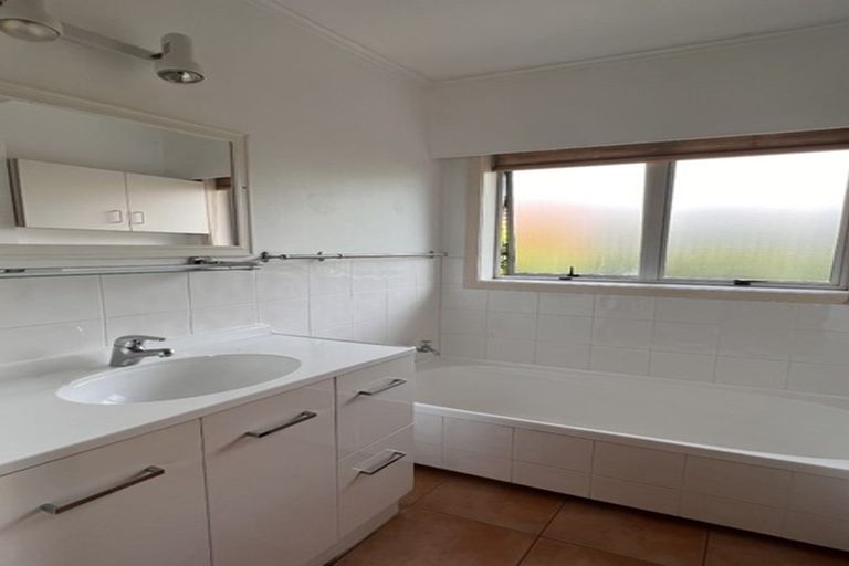 Photo of property in 86 Rosario Crescent, Red Beach, 0932