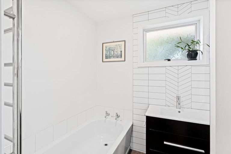 Photo of property in 37 Oakley Crescent, Hornby, Christchurch, 8042