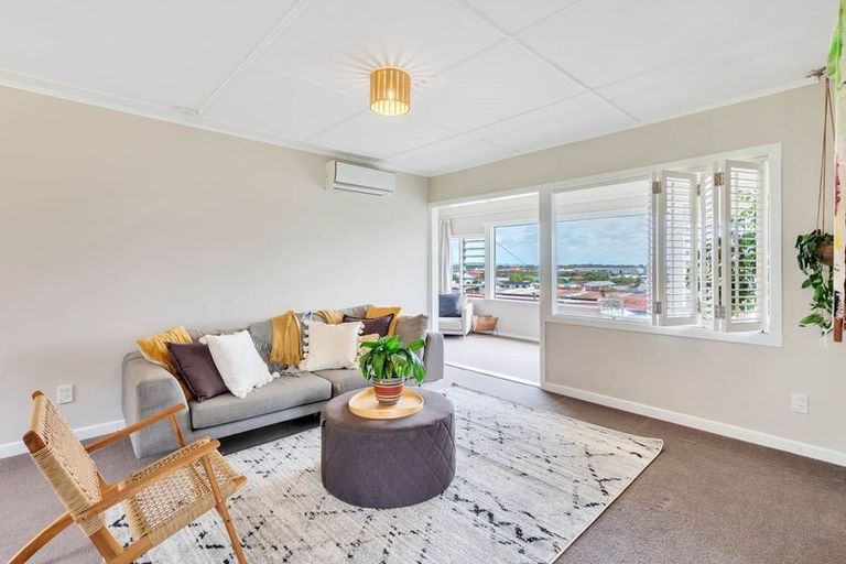 Photo of property in 15 Awaroa Road, Helensville, 0800