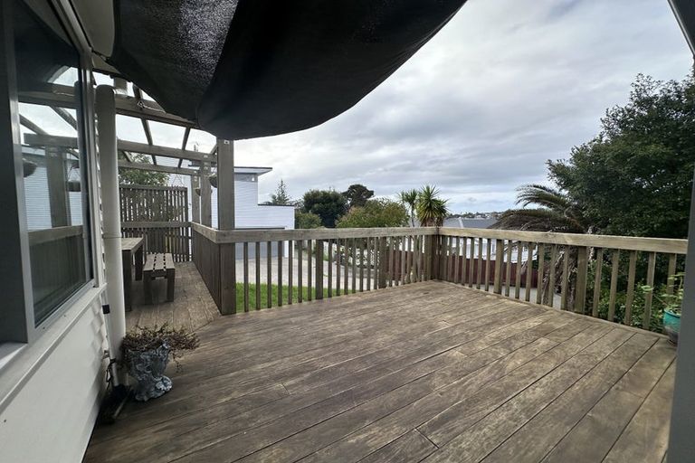 Photo of property in 24 Kiteroa Terrace, Rothesay Bay, Auckland, 0630