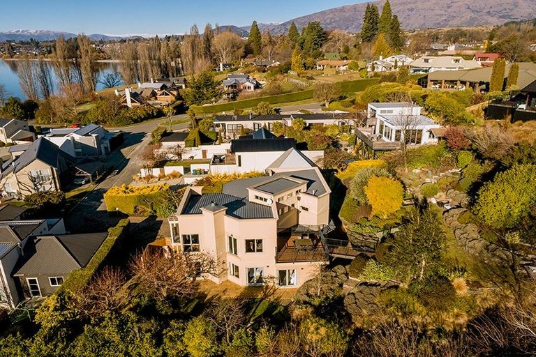 Photo of property in 15 Morrows Mead, Wanaka, 9305