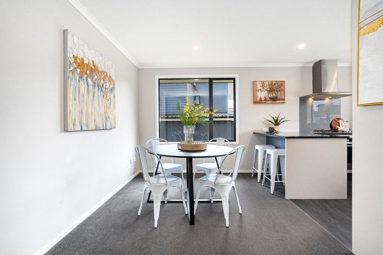 Photo of property in 1 Cirrus Close, Newlands, Wellington, 6037
