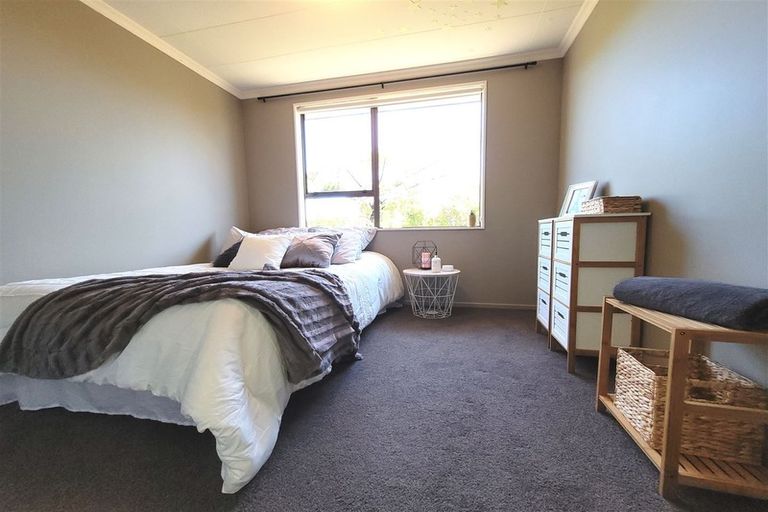 Photo of property in 10 Bayswater Place, Newlands, Wellington, 6037