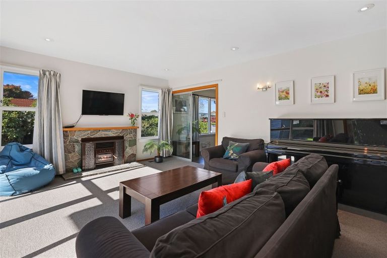 Photo of property in 16 Rosedale Place, Avonhead, Christchurch, 8042