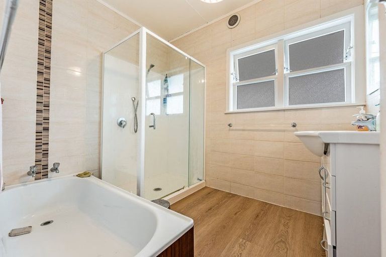 Photo of property in 1a Wakeling Avenue, Te Atatu South, Auckland, 0610