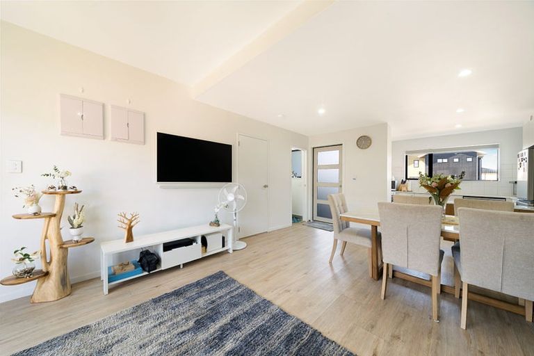 Photo of property in 43 Eileen Newey Place, Henderson, Auckland, 0612