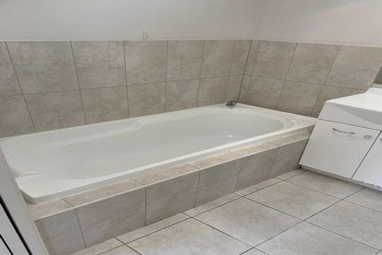 Photo of property in 1/865 Beach Road, Waiake, Auckland, 0630