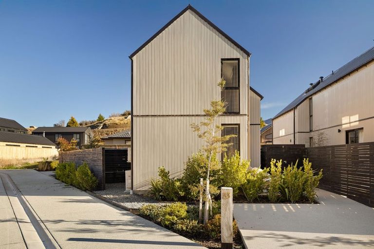 Photo of property in 33 Casterway Crescent, Jacks Point, 9371