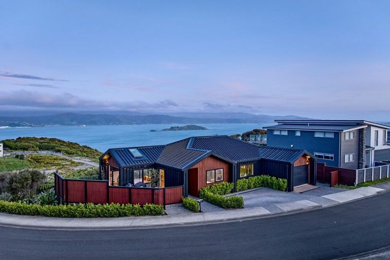 Photo of property in 9 Cromwell Point, Newlands, Wellington, 6037