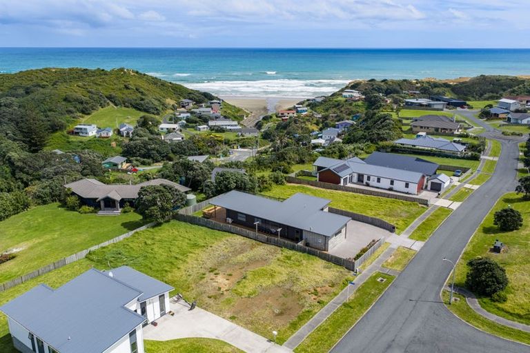Photo of property in 2 Ambergris Place, Baylys Beach, 0377