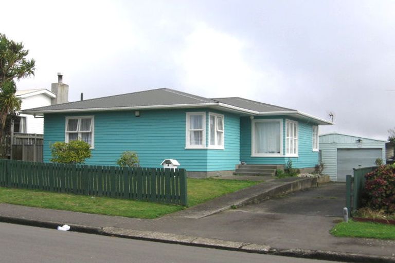 Photo of property in 4 Quigley Street, Newlands, Wellington, 6037