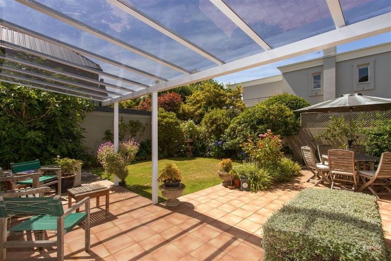 Photo of property in 17 Snowdon Road, Fendalton, Christchurch, 8052