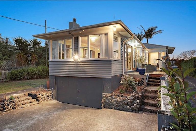 Photo of property in 90 Gloria Avenue, Te Atatu Peninsula, Auckland, 0610