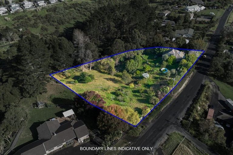 Photo of property in 215 Kaipara Road, Papakura, 2582