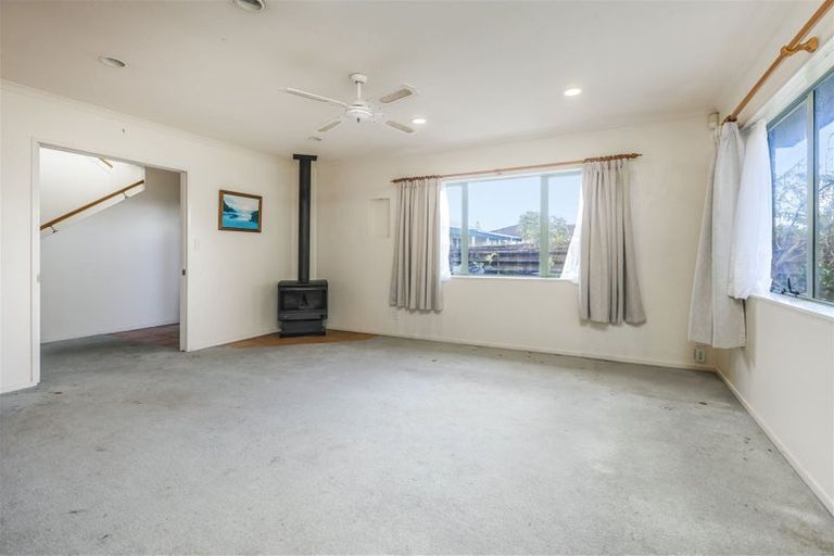 Photo of property in 5a Grimshaw Place, Henderson, Auckland, 0612