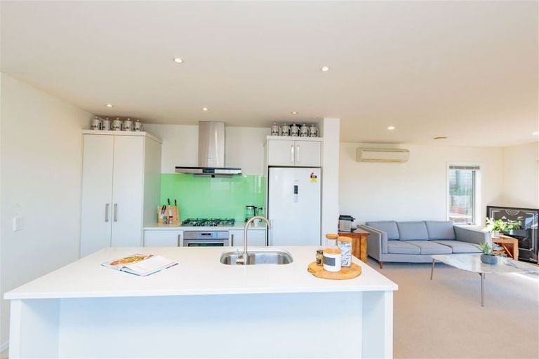 Photo of property in 27 Tamworth Crescent, Newlands, Wellington, 6037