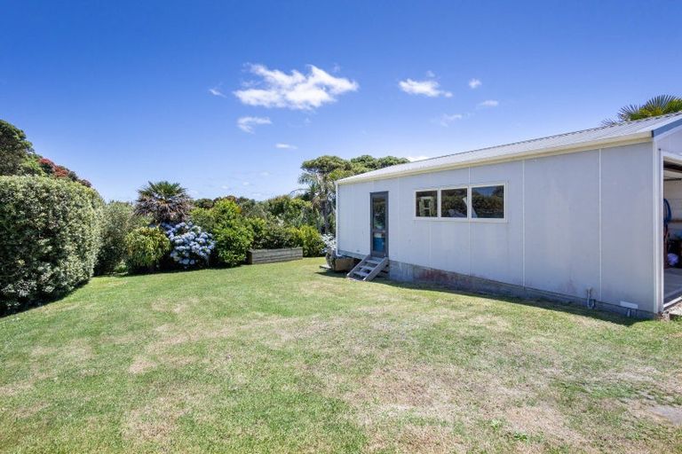 Photo of property in 6 Sea View Road, Baylys Beach, 0377