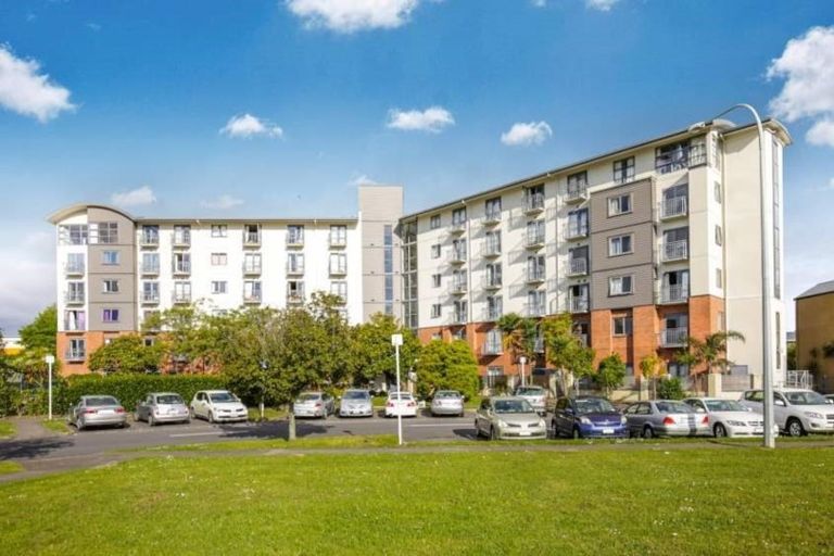 Photo of property in 3m/10 Crown Lynn Place, New Lynn, Auckland, 0600