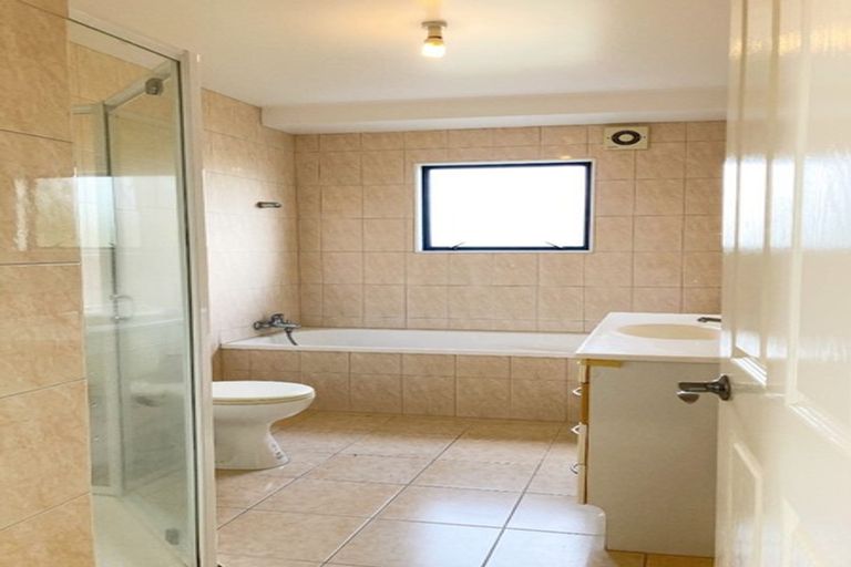 Photo of property in 18 Piriti Drive, Te Atatu Peninsula, Auckland, 0610