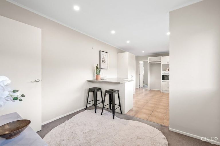 Photo of property in 17 King Charles Drive, Kingsley Heights, Upper Hutt, 5018