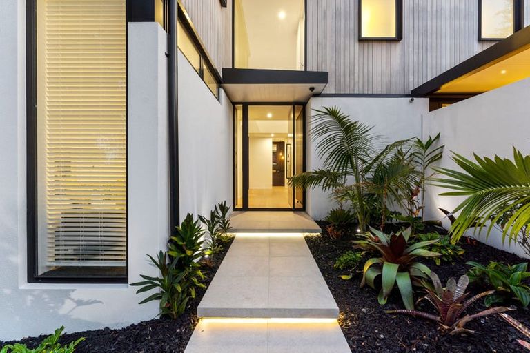 Photo of property in 17a Roland Road, Greenhithe, Auckland, 0632