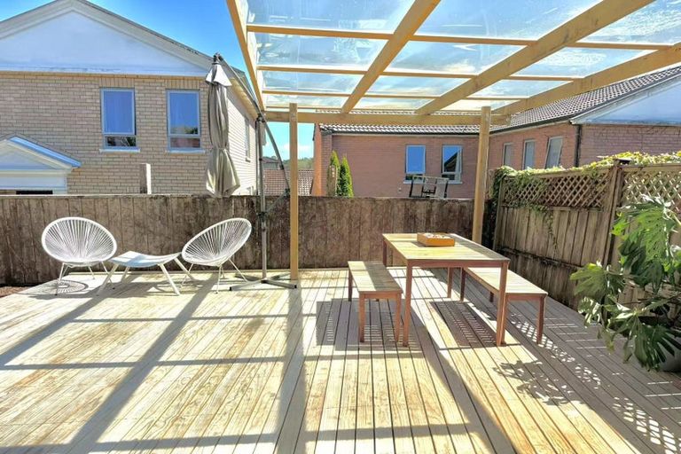 Photo of property in 37 Fields Parade, Oteha, Auckland, 0632