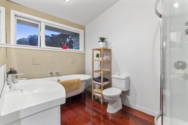 Photo of property in 166 Godley Road, Titirangi, Auckland, 0604