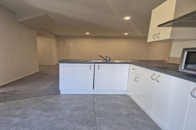 Photo of property in 8 Prince Regent Drive, Half Moon Bay, Auckland, 2012