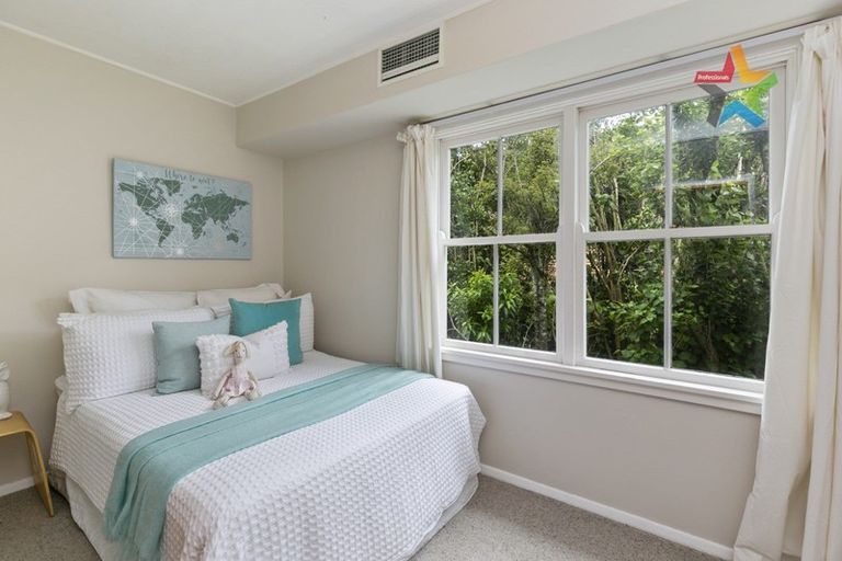 Photo of property in 16 Victory Avenue, Karori, Wellington, 6012