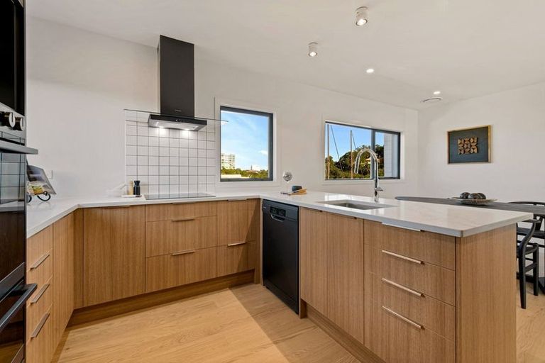 Photo of property in 2/1 Omana Road, Milford, Auckland, 0620