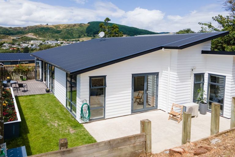 Photo of property in 42 Kenepuru Drive, Tawa, Wellington, 5028