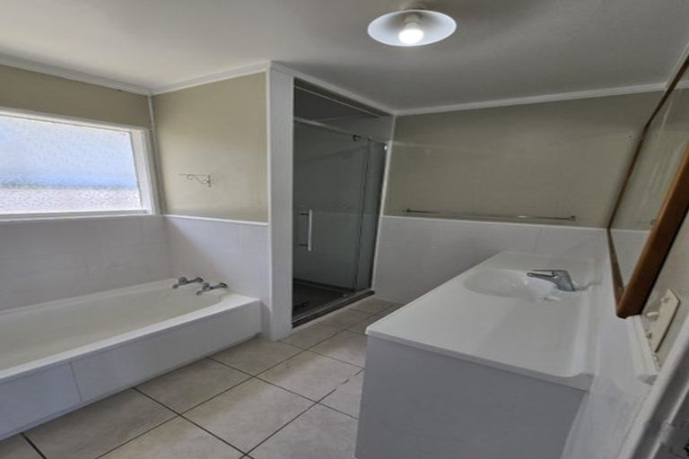 Photo of property in 25 Bellringer Crescent, Newlands, Wellington, 6037