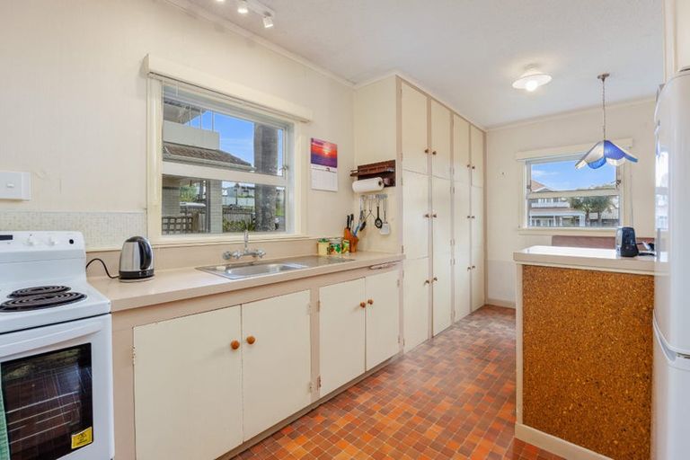 Photo of property in 1 Braemar Road, Rothesay Bay, Auckland, 0630