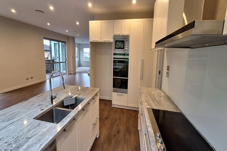 Photo of property in 8 Bintulu Place, Fairview Heights, Auckland, 0632