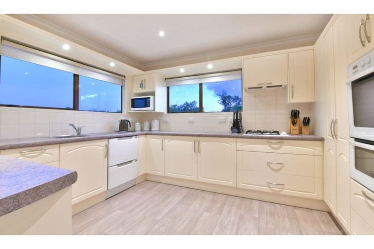 Photo of property in 13 Quo Vadis Place, Red Beach, 0932