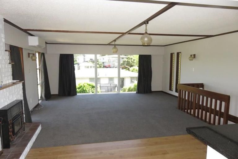 Photo of property in 16 Omega Street, Newlands, Wellington, 6037