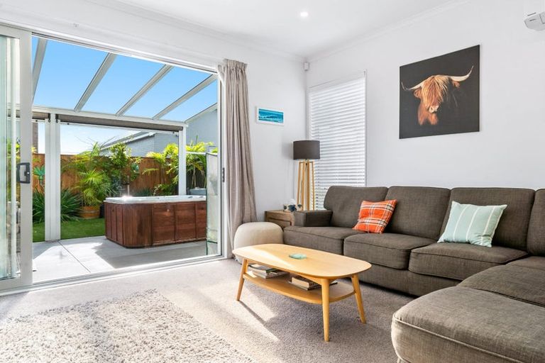 Photo of property in 28 Owen Chapman Drive, Red Beach, 0932