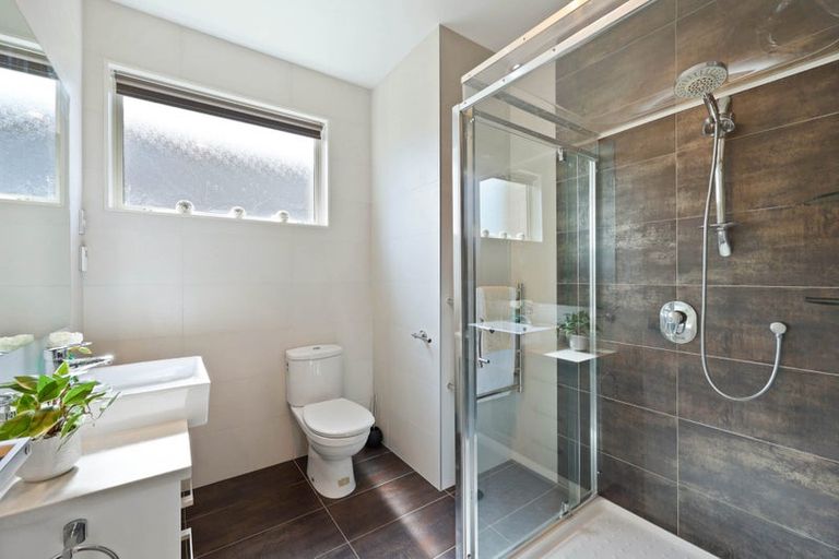 Photo of property in 111 Lake Panorama Drive, Henderson Valley, Auckland, 0612